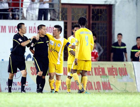 Trọng tài Trần Trung Hiếu (bìa trái) và trợ lý Nguyễn Ngọc Minh sẽ bị treo còi và treo cờ