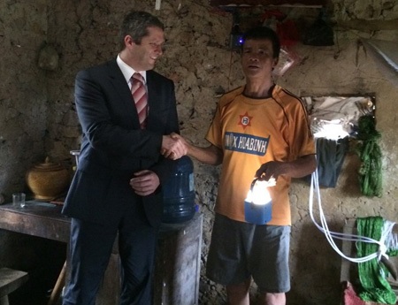 Trẻ em thôn Thanh Sơn ngồi học dưới ánh đèn dầu