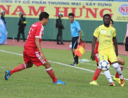 Hà Nội T&T (áo vàng) không thể ngăn bước tiến của B.Bình Dương (ảnh: Kim Điền)