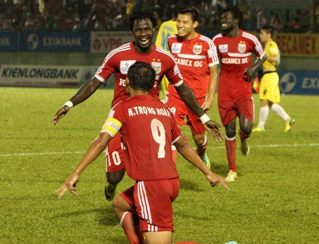 Chiến thắng giúp B.Bình Dương bắt kịp đội đầu bảng Hà Nội T&T (ảnh: Kim Điền)