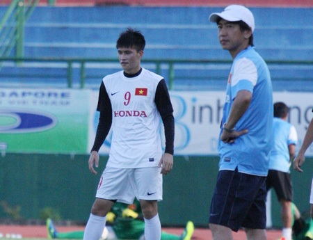 HLV Miura (Nhật Bản) đang cố thổi luồng sinh khí mới vào ĐT Việt Nam (ảnh: Trọng Vũ)