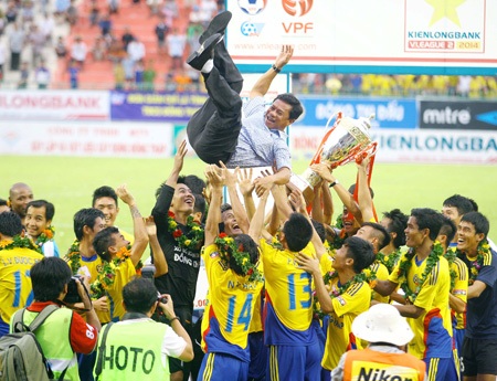 Niềm vui thăng hạng của CS.Đồng Tháp (ảnh: Dương Thu)