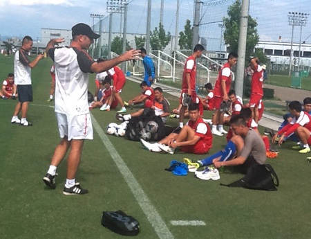 Ngoài chuyện nhắc nhở các cầu thủ trên sân tập...
