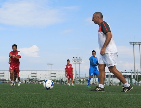 Ngoài chuyện nhắc nhở các cầu thủ trên sân tập...