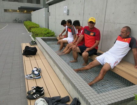 Khi tập, ông cũng tập đến bở hơi tai không khác các cầu thủ