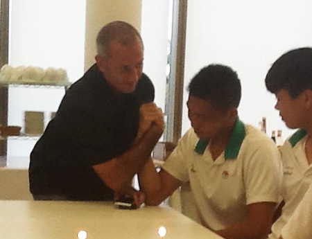 Ông thầy người Pháp gần gũi với các học trò như thế này đây