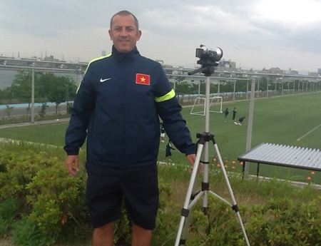 Còn khi cần, ông sẵn sàng trở thành... Camera-man (bìa trái)