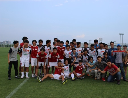 Trong trận này, khoảng 20 người Việt đang sinh sống tại Osaka đã đến sân để chia tay đội