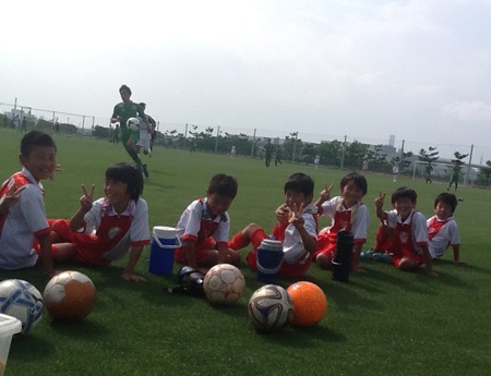 Các em thích thú theo dõi đoàn quân của HLV Graechen Guillaume thi đấu