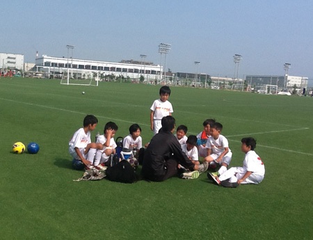 Một số em khác còn muốn giao lưu với thành viên của đội ta