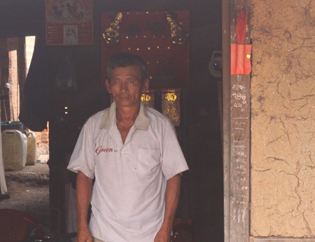 Căn nhà vách đất xiêu vẹo, nơi gia đình ông Gịp A Dưởng vẫn sống mấy chục năm qua (ảnh: Trọng Vũ)