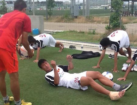 Tiền vệ Tiến Dũng vẫn phải tập với cái cổ chân băng kín (Ảnh: Vũ Dương)