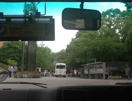 Đường từ Osaka đến Kyoto dĩ nhiên không hề gần