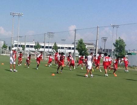 Các cầu thủ U19 Việt Nam chuẩn bị cho trận đấu với U18 Gamba Osaka (ảnh: Vũ Dương)