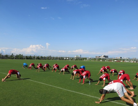 Sân bãi rất đẹp, mặt cỏ mịn và phẳng lì