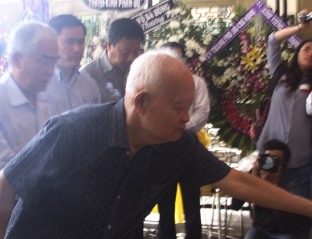 Nguyên Tổng cục trưởng Tổng cục TDTT Lê Bửu thắp nén nhang cuối cùng cho ông
