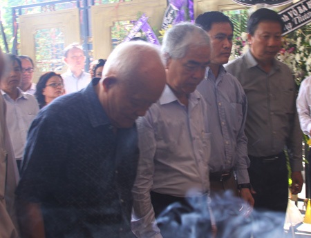 Họ nghiêng mình chào tiễn biệt tượng đài của bóng đá nội