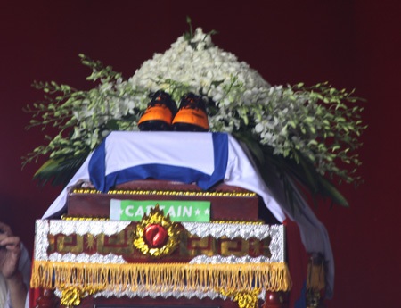 Người ta đặt đôi giày đá bóng để ông mang về bên kia thế giới