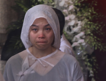 Con gái ông Tam Lang mang di ảnh của cha