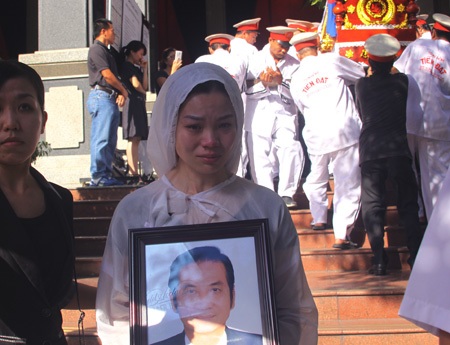 Con gái ông Tam Lang mang di ảnh của cha