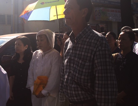 Vợ ông cũng không giấu được vẻ bùi ngùi