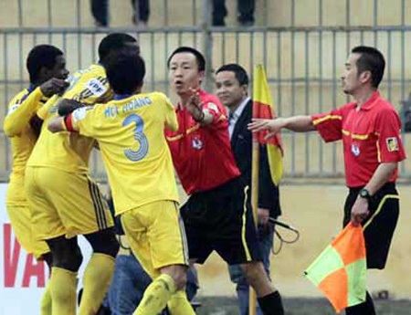 Vấn nạn trọng tài: Từ World Cup đến V-League