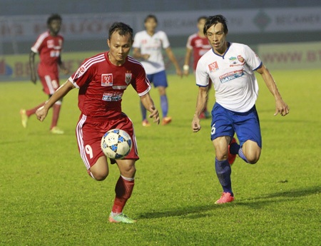 Vòng 21 V-League 2014: Cơ hội để B.Bình Dương soán ngôi đầu - 1 B.Bình Dương (áo đỏ) có cơ hội soán ngôi đầu của Hà Nội T&T Ȩảnh: Trọng Vũ)