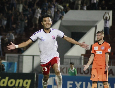 Hải Anh ghi bàn, giúp Đồng Nai quật ngã đội bóng mạnh SHB Đà Nẵng (ảnh: Kim Điền)