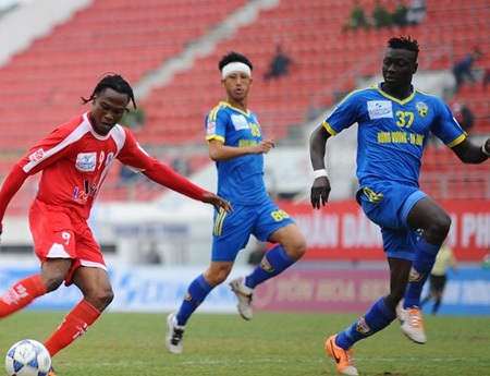 Hải Phòng (áo đỏ) và HV.An Giang là những ứng cử viên rớt hạng