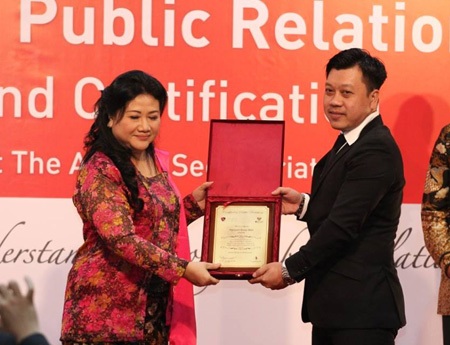 Ông Nguyễn Quốc Bảo (phải)