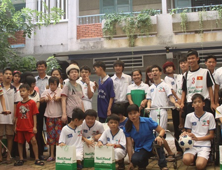 Các cầu thủ U19 Việt Nam thăm Trung tâm Bảo trợ Trẻ tàn tật mồ côi Thị Nghè