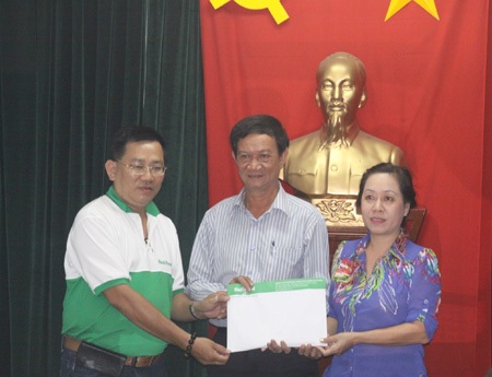 Các cầu thủ U19 Việt Nam thăm Trung tâm Bảo trợ Trẻ tàn tật mồ côi Thị Nghè