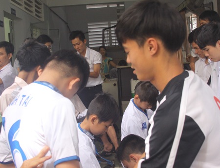 Các cầu thủ tặng áo cho các em