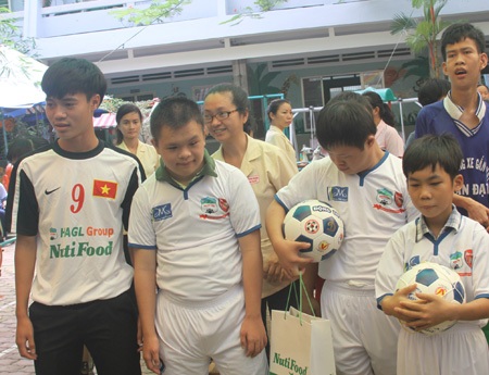 Bóng thi đấu với các em là những món quà có giá trị
