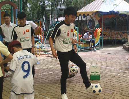 Xuân Trường biểu diễn kỹ thuật chơi bóng