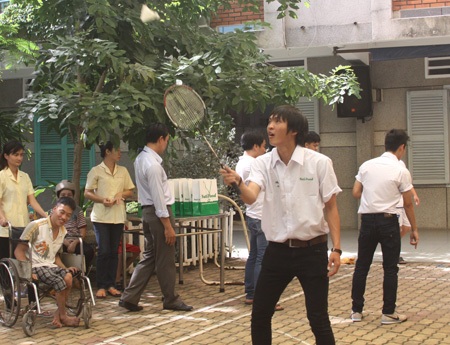 Đội trưởng Tuấn Anh trổ tài đánh... cầu lông