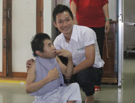 Thăm các em bị bại não trong trung tâm