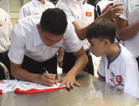 Màn ký tặng được các em quan tâm