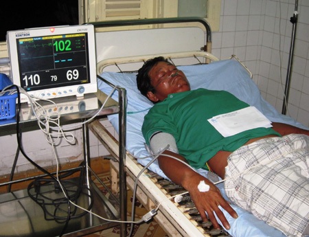 Sức khỏe của họ khá yếu, riêng thuyền viên Võ Mót hiện phải thở bằng máy (Ảnh: Trúc Hà)