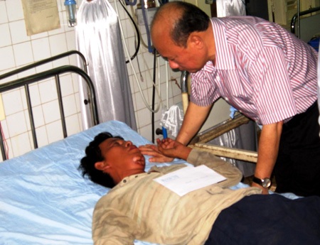 Sức khỏe của họ khá yếu, riêng thuyền viên Võ Mót hiện phải thở bằng máy (Ảnh: Trúc Hà)