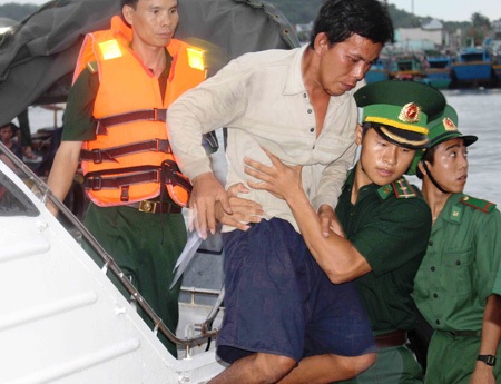 Các thuyền viên của tàu bị nạn được đưa lên bờ (Ảnh: Trúc Hà)