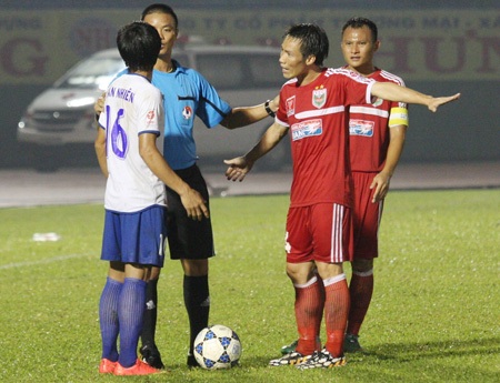 Trọng tài lại thiếu dũng khí để hủy trận đấu