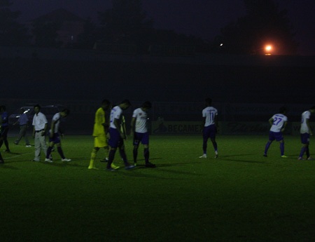 Trọng tài lại thiếu dũng khí để hủy trận đấu