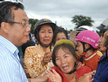 Vụ chìm tàu tại Bình Thuận: Tìm thấy thi thể đầu tiên - 1 Người nhà khóc chờ tin người thân (ảnh: Trúc Hà)