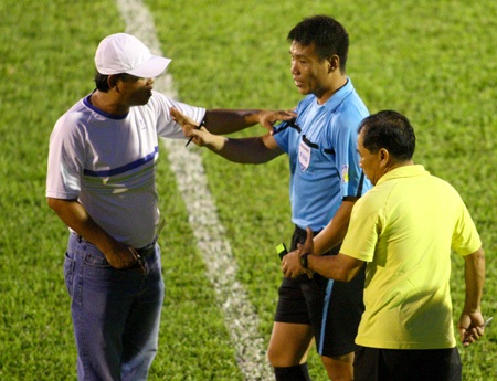 HLV Nhan Thiện Nhân (áo trắng) và trợ lý Châu Hồng phản ứng với trọng tài thứ tư