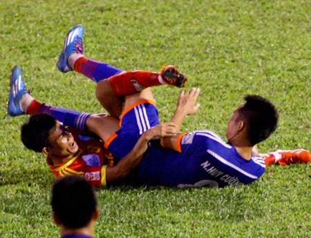 Đỉnh điểm của sự hỗn loạn, Bùi Văn Sang (áo đỏ) và Huy Cường cùng đạp nhau