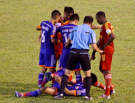 Cầu thủ đôi bên lao đến giằng co