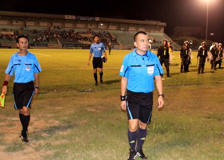 Khá lâu sau khi trận đấu kết thúc, tổ trọng tài vẫn phải ở trong sân, với sự bảo vệ của cảnh sát