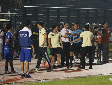 Tranh cãi nổ ra khi trận đấu bị ngắt quãng vì mất điện đến 4 lần