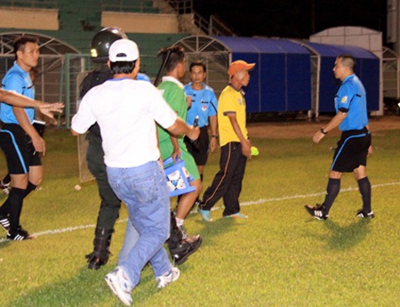 Trọng tài Phùng Đình Dũng (bài phải) bị phản ứng trên sân Long Xuyên (ảnh: Dương Thu)